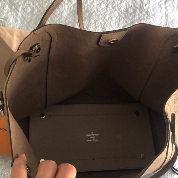 Louis Vuitton Mahina Hina MM Galet Tote - M53140 - Picture 6 of 16